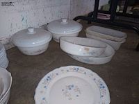 Lot 186 - servies arcopal romantique. 110 stuks - afbeelding 4 van  4