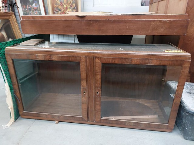 Lot 186 - vitrinekast - afbeelding 1 van  2