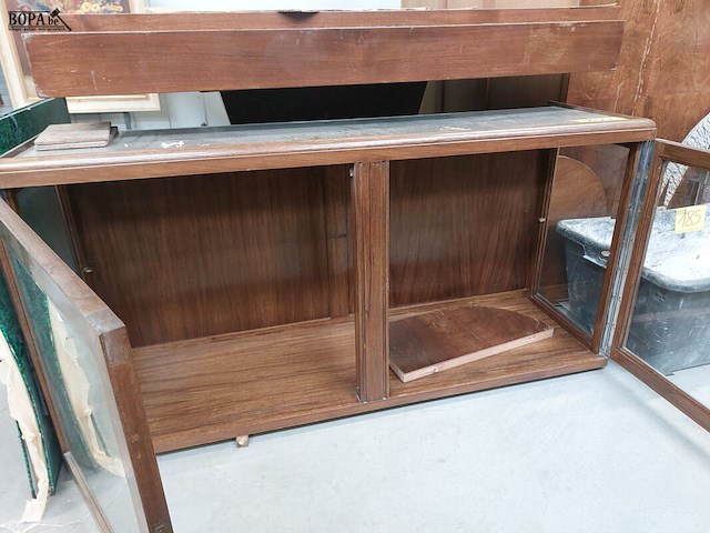 Lot 186 - vitrinekast - afbeelding 2 van  2