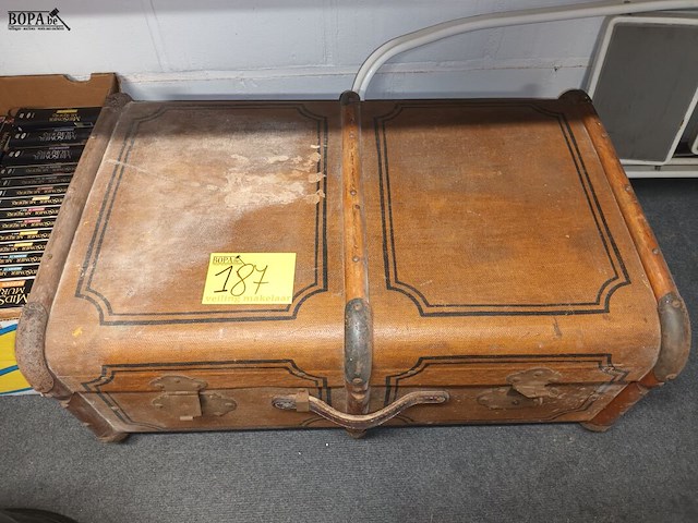 Lot 187 - antieke reiskoffer - afbeelding 1 van  5