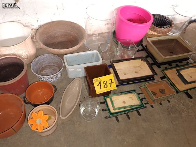 Lot 187 - bloempotten. 26 stuks - afbeelding 1 van  4