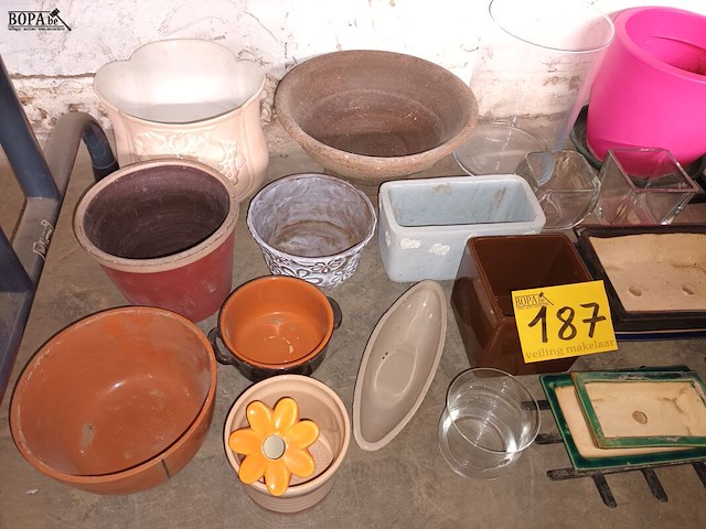 Lot 187 - bloempotten. 26 stuks - afbeelding 2 van  4