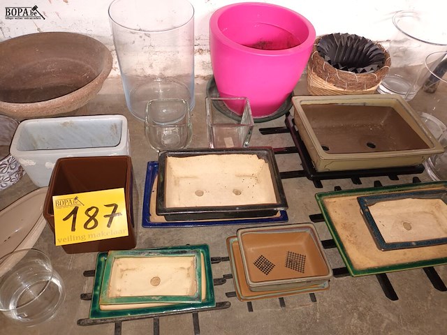 Lot 187 - bloempotten. 26 stuks - afbeelding 3 van  4