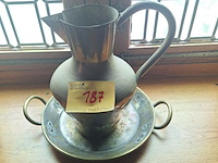Lot 187 - koperen schaal en kan - afbeelding 1 van  1