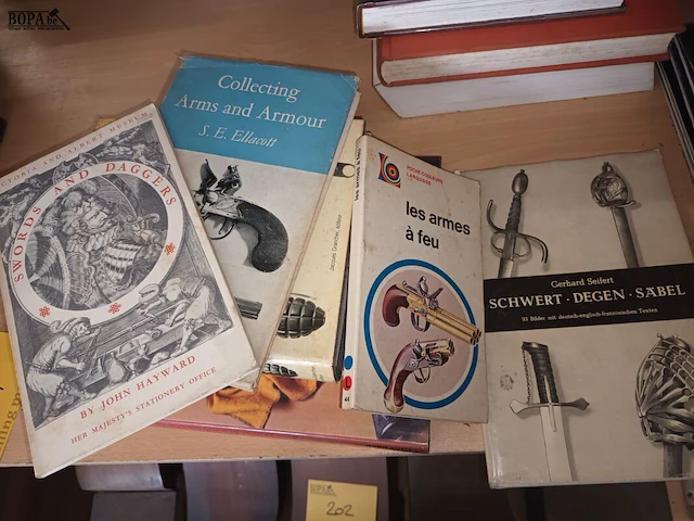 Lot 187 - oude boeken over wapens. 6 stuks - afbeelding 2 van  5