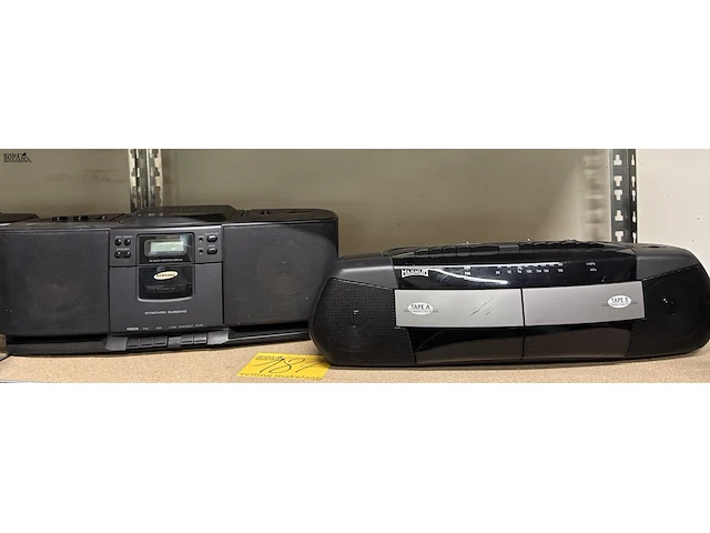 Lot 187 - radio's samsung en magnum - 2 stuks - afbeelding 1 van  11