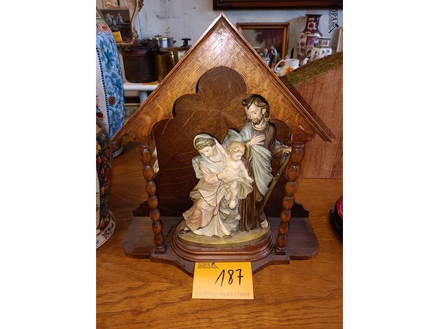 Lot 187 - religieus beeld in houten kapel - afbeelding 1 van  3