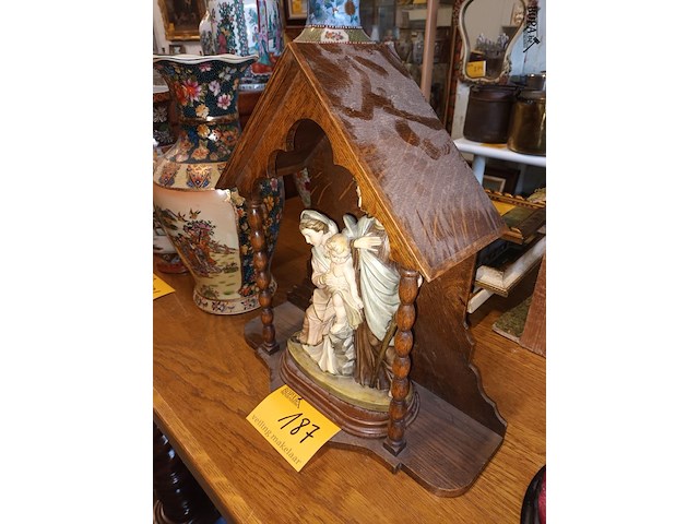 Lot 187 - religieus beeld in houten kapel - afbeelding 3 van  3