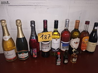 Lot 187 - wijn en alcoholische dranken. 12 stuks - afbeelding 1 van  4