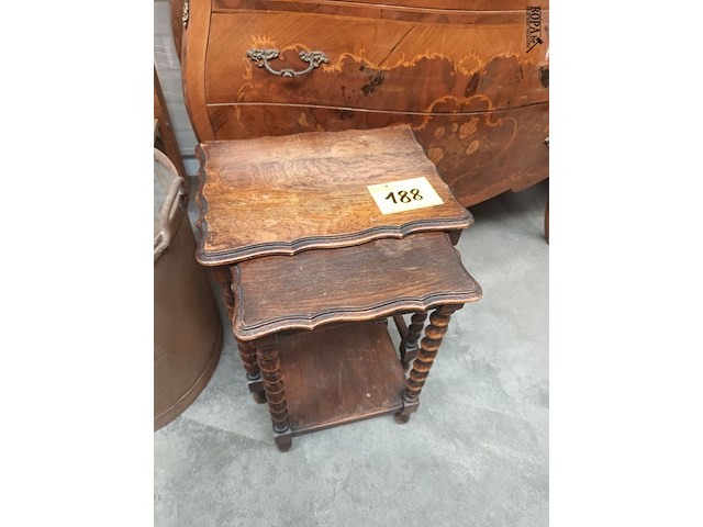Lot 188 - nesttafeltjes. 2 stuks - afbeelding 1 van  4