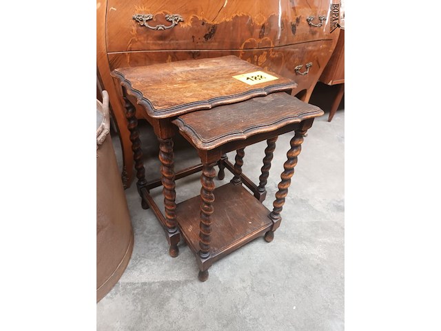 Lot 188 - nesttafeltjes. 2 stuks - afbeelding 2 van  4