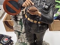 Lot 188 - politie beeld 'verkeerd parkeren' getekend - afbeelding 1 van  4