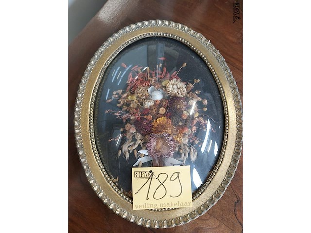 Lot 189 - drie dimensionele kader met droogbloemen - afbeelding 1 van  2