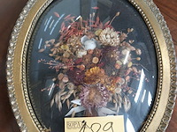 Lot 189 - drie dimensionele kader met droogbloemen - afbeelding 1 van  2