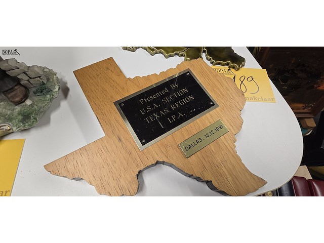 Lot 189 - ipa belgië en ipa texas stenen aandenkens - afbeelding 3 van  3