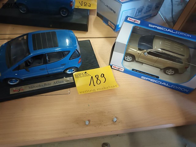Lot 189 - maisto auto’s op schaal. 2 stuks - afbeelding 1 van  5