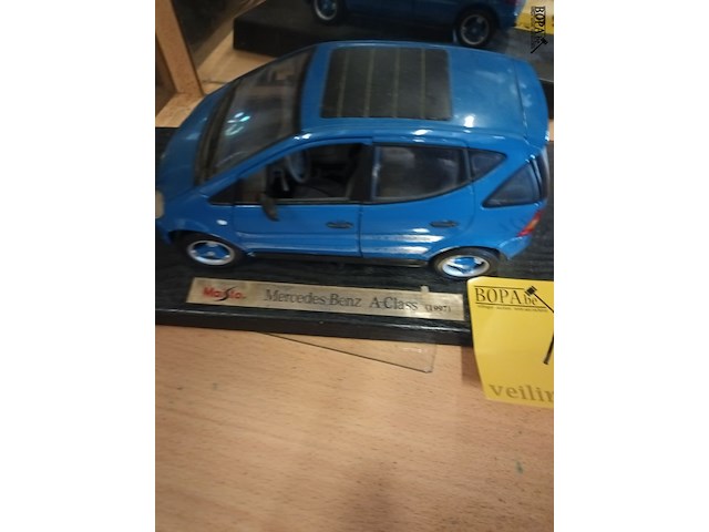 Lot 189 - maisto auto’s op schaal. 2 stuks - afbeelding 2 van  5
