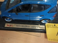 Lot 189 - maisto auto’s op schaal. 2 stuks - afbeelding 2 van  5