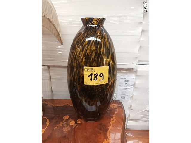 Lot 189 - siervaas in glas - afbeelding 1 van  3