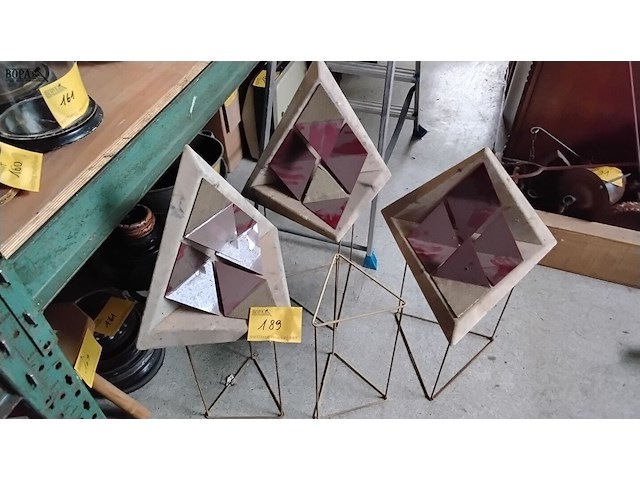 Lot 189 - trio geometrische displays bordeau-goud op staander - afbeelding 1 van  1