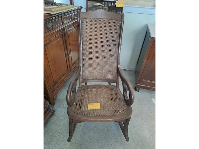 Lot 19 - antieke houten schommelstoel walnotenhout en rotan - afbeelding 1 van  4