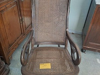 Lot 19 - antieke houten schommelstoel walnotenhout en rotan