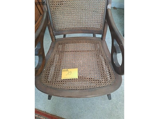 Lot 19 - antieke houten schommelstoel walnotenhout en rotan - afbeelding 2 van  4