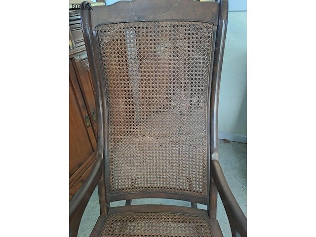Lot 19 - antieke houten schommelstoel walnotenhout en rotan - afbeelding 3 van  4