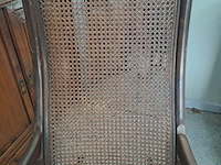 Lot 19 - antieke houten schommelstoel walnotenhout en rotan - afbeelding 3 van  4