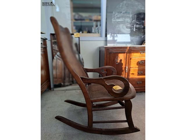 Lot 19 - antieke houten schommelstoel walnotenhout en rotan - afbeelding 4 van  4