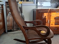 Lot 19 - antieke houten schommelstoel walnotenhout en rotan - afbeelding 4 van  4