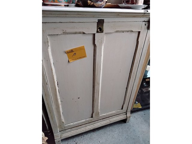 Lot 19 - antieken apothekerskast met spiegel - afbeelding 1 van  3