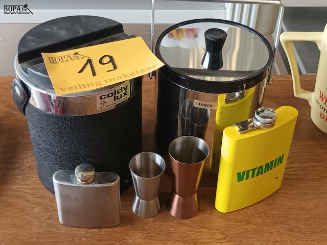 Lot 19 - barbenodigdheden. 6 stuks - afbeelding 1 van  6