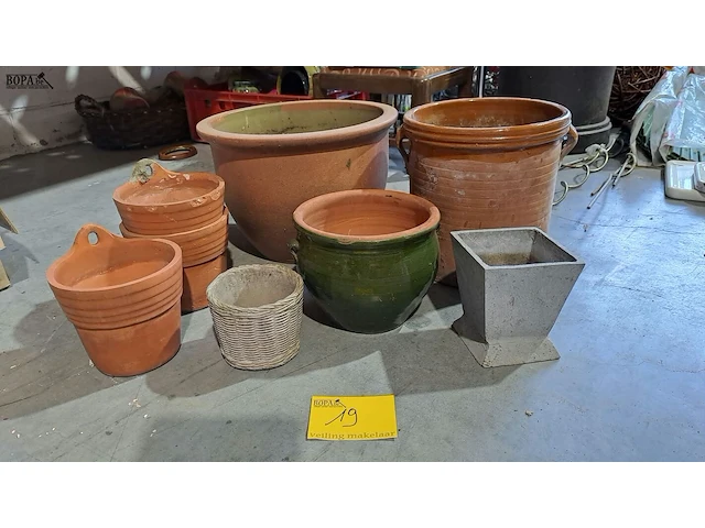 Lot 19 - bloempotten terracotta en andere voor buiten - 8 stuks - afbeelding 1 van  3
