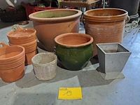 Lot 19 - bloempotten terracotta en andere voor buiten - 8 stuks