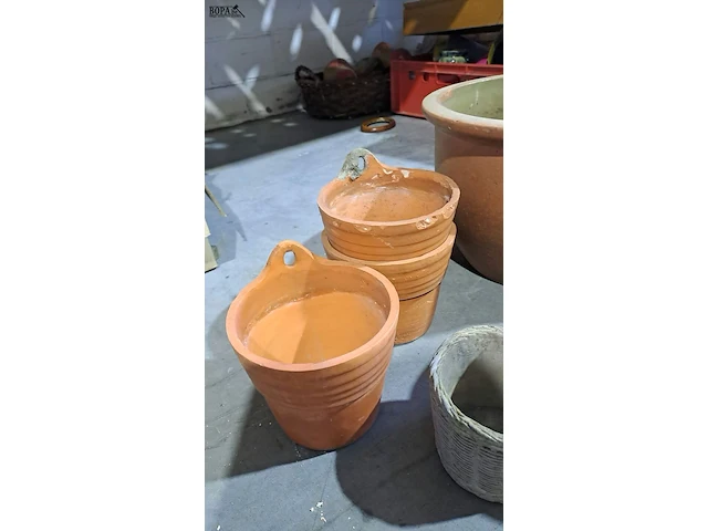 Lot 19 - bloempotten terracotta en andere voor buiten - 8 stuks - afbeelding 2 van  3