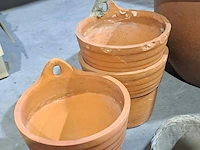 Lot 19 - bloempotten terracotta en andere voor buiten - 8 stuks - afbeelding 2 van  3