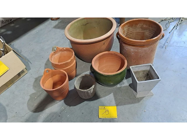 Lot 19 - bloempotten terracotta en andere voor buiten - 8 stuks - afbeelding 3 van  3