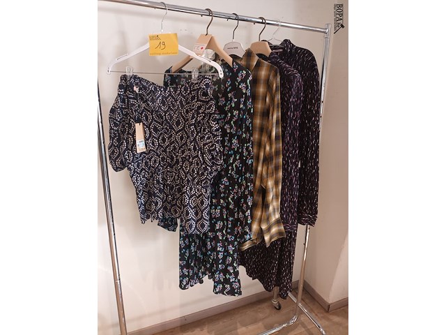 Lot 19 - blouses en kleedjes maat 38. 5 stuks - afbeelding 1 van  5