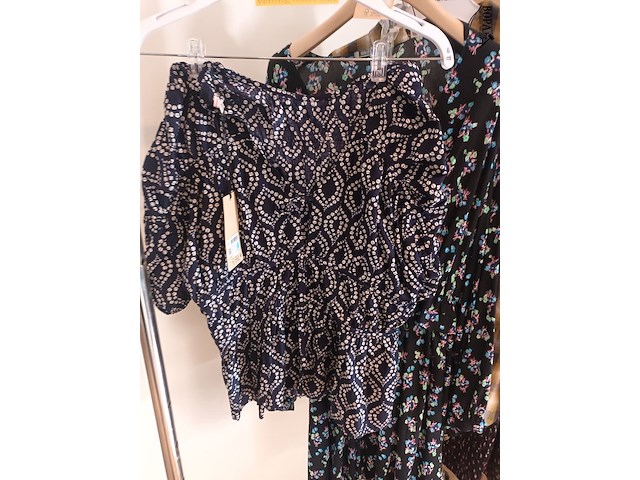 Lot 19 - blouses en kleedjes maat 38. 5 stuks - afbeelding 2 van  5