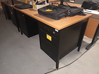 Lot 19 - bureau - afbeelding 1 van  2