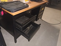 Lot 19 - bureau - afbeelding 2 van  2