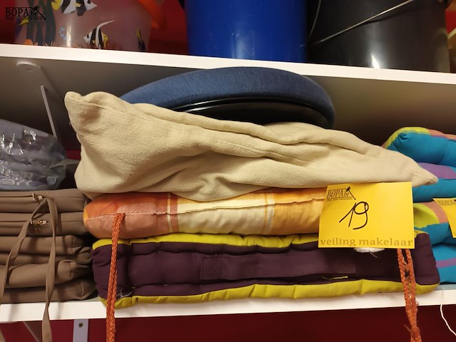 Lot 19 - diverse stoelkussens. 4 stuks - afbeelding 1 van  3