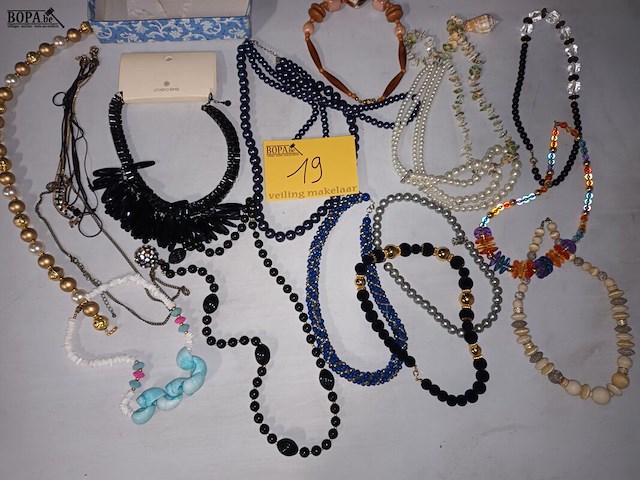 Lot 19 - halskettingen. 15 stuks - afbeelding 1 van  5