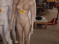 Lot 19 - huidskleur paspop vrouw op voet