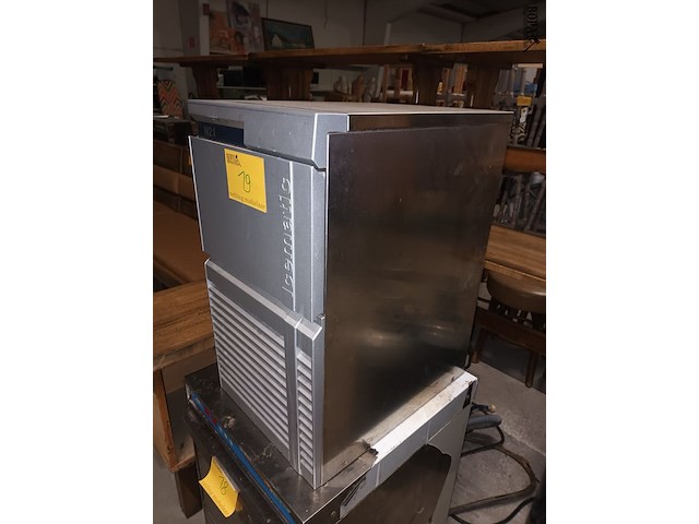 Lot 19 - ijsblokjesmachine icematic - afbeelding 2 van  4