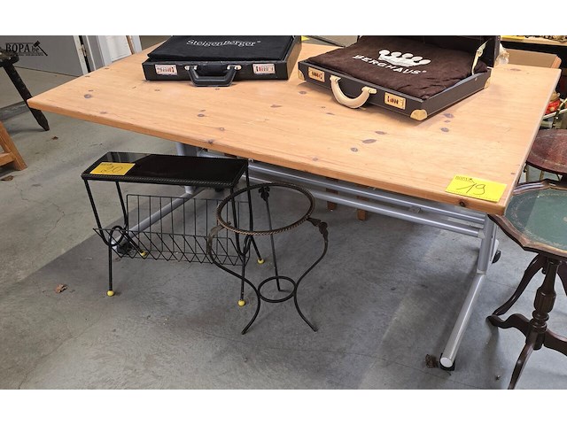 Lot 19 - in hoogte verstelbare schrijftafel - afbeelding 1 van  3