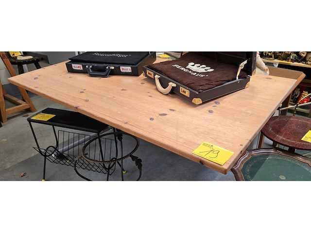 Lot 19 - in hoogte verstelbare schrijftafel - afbeelding 2 van  3