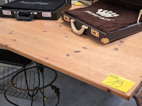 Lot 19 - in hoogte verstelbare schrijftafel - afbeelding 2 van  3