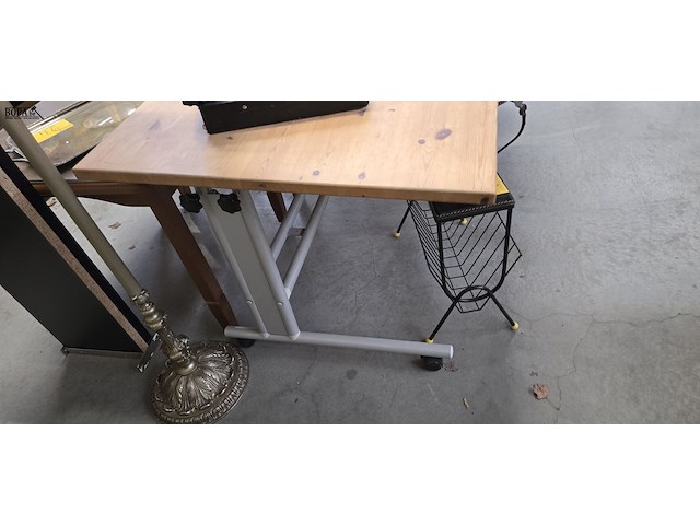 Lot 19 - in hoogte verstelbare schrijftafel - afbeelding 3 van  3